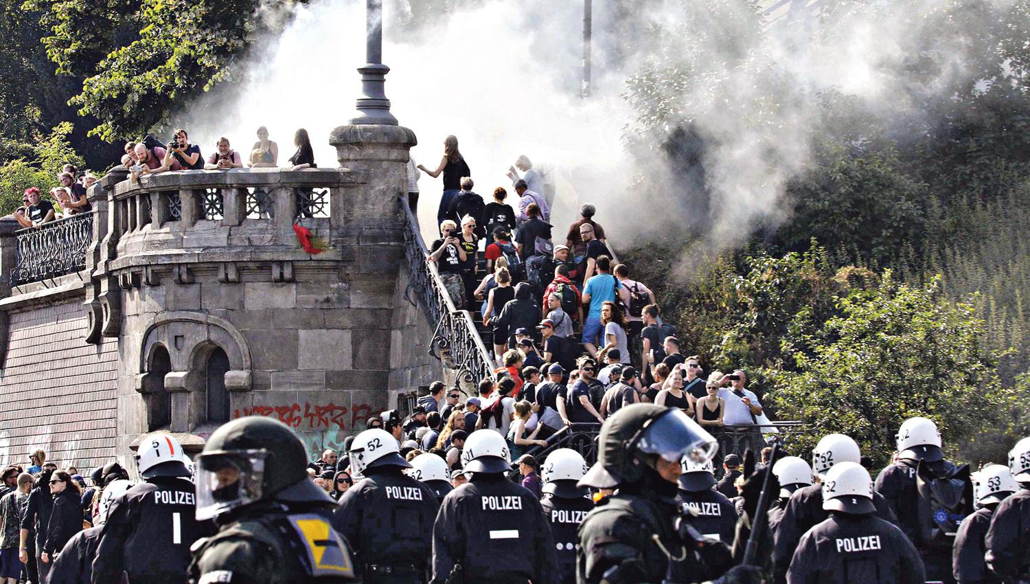 CONTROL CON LA POLICÍA ANTIMOTINES. Cientos de personas que protestaban fueron reprimidas con tanques hidrantes y gases. REUTERS