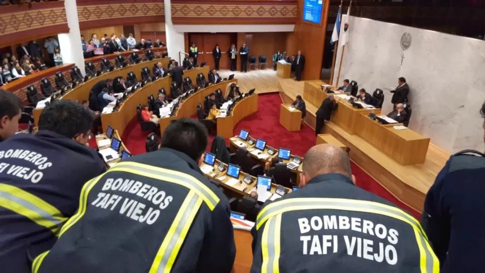 EN EL RECINTO. La Cámara adhirió ayer a la ley de Bomberos Voluntarios. prensa legislatura