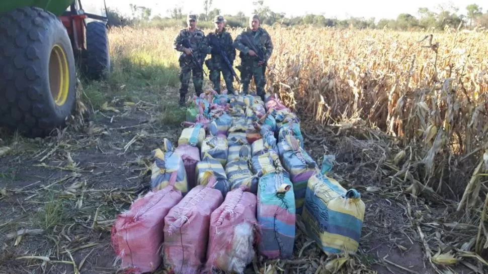 PROCEDIMIENTO HISTÓRICO.Comandos especiales de Gendarmería custodian parte de la carga que se secuestró en la localidad santiagueña de Los Pirpintos.  