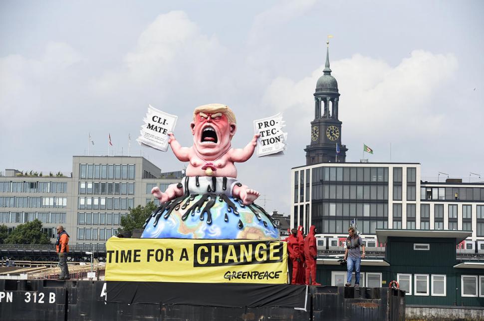  LA CARROZA DE GREENPEACE. Greenpeace paseó por las calles de Hamburgo su opinión sobre la decisión de Trump de sacar a Estados Unidos del Acuerdo de París contra el calentamiento global. REUTERS
