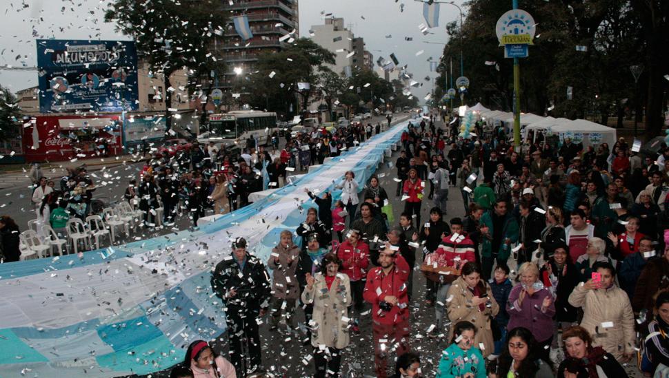 Chicos y jóvenes de unas 30 instituciones hicieron una bandera de casi 300 metros de largo