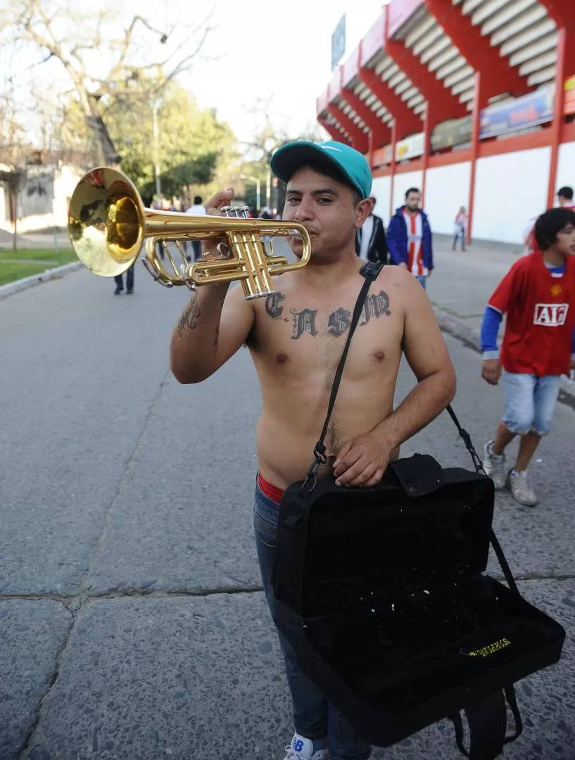 AMOR PURO. Claudio lleva a San Martín en la piel y en el sonido de su trompeta. la gaceta / foto de Osvaldo Ripoll