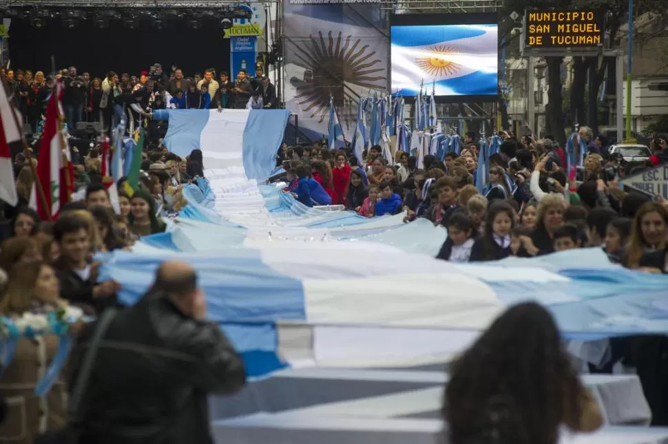 Chicos y jóvenes de unas 30 instituciones hicieron una bandera de casi 300 metros de largo