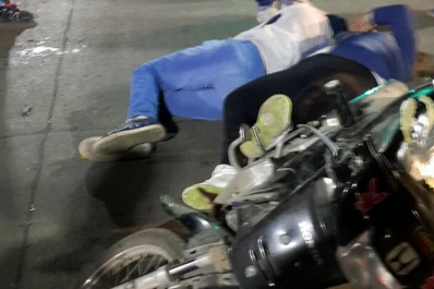 Una pareja resultó con golpes tras un choque entre una moto y un colectivo