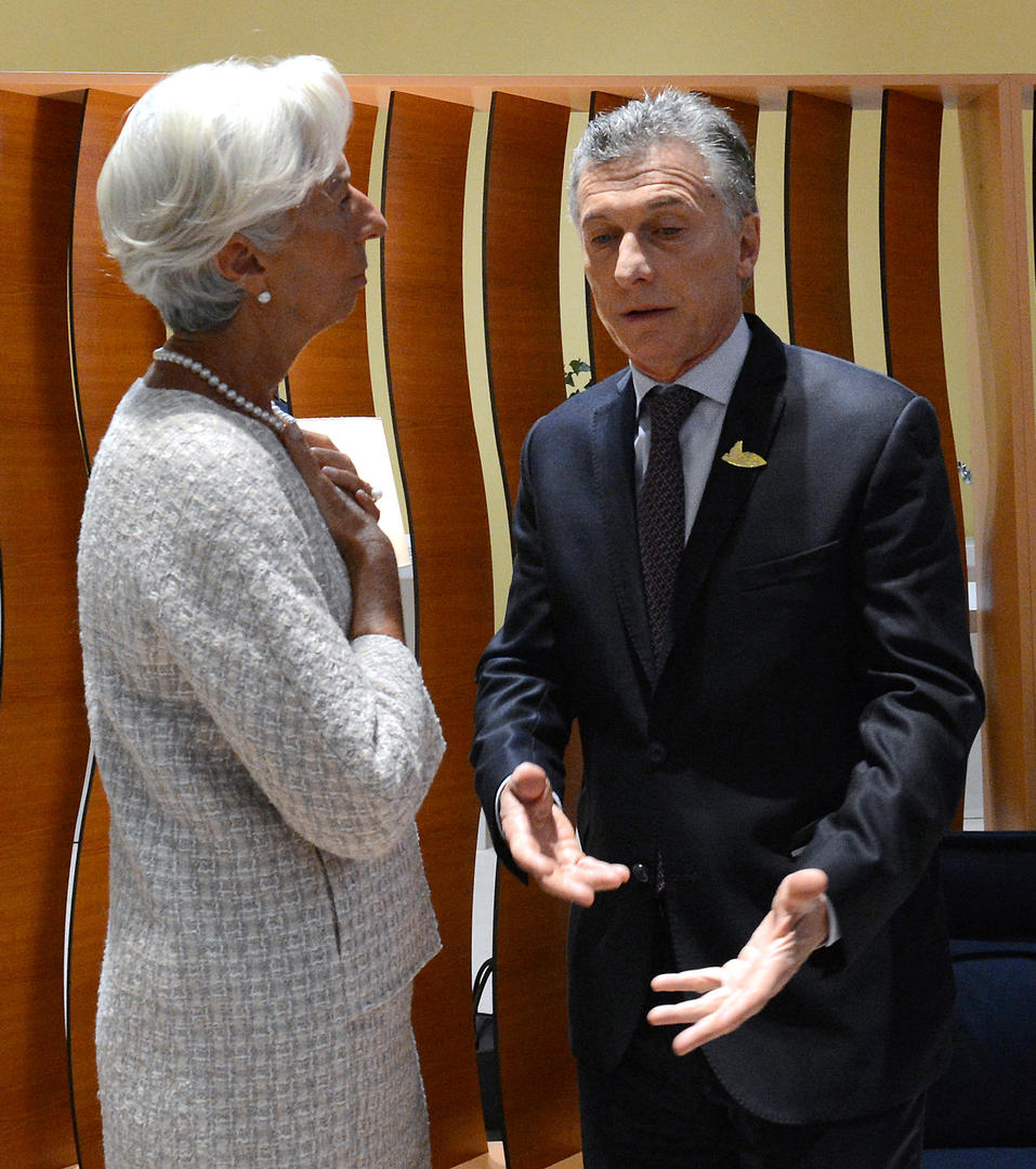 DIÁLOGO. Macri habla con la directora gerente del FMI, Christine Lagarde, durante la cumbre realizada en Hamburgo. 