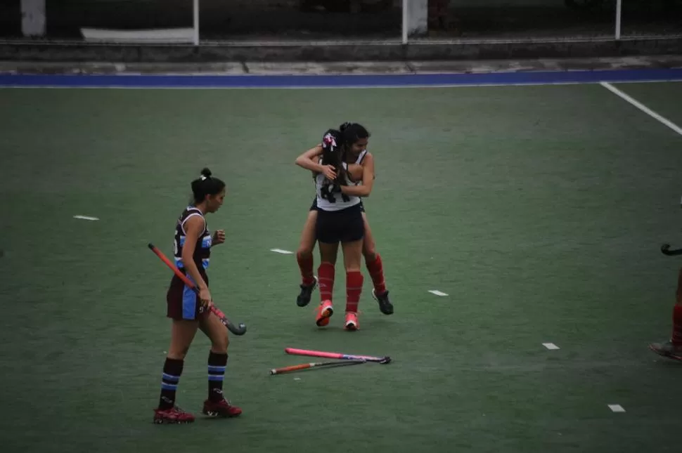 LA FIGURA. Luego de convertir el único gol para su equipo, Julieta Rodríguez (de frente) se abraza con Belén Tapia. la gaceta / foto de osvaldo ripoll