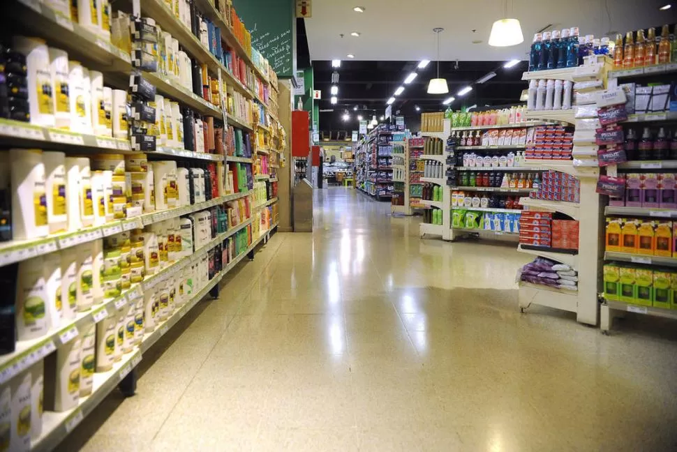 EN GÓNDOLA. Según un relevamiento privado, en la última década los precios de los supermercados crecieron por debajo de los gastos operativos. télam (archivo)