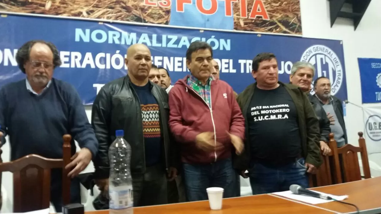 Barba Gutiérrez (centro), junto con Juan Correa, de FEIA y otros dirigentes. 