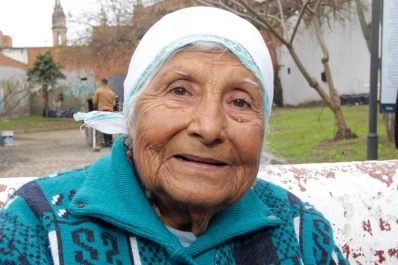 Luego de años de trabajar en la calle, Sara Figueroa tiene su puesto para vender empanadas