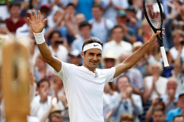 Murray y Federer, que logró un nuevo récord, avanzan en Wimbledon