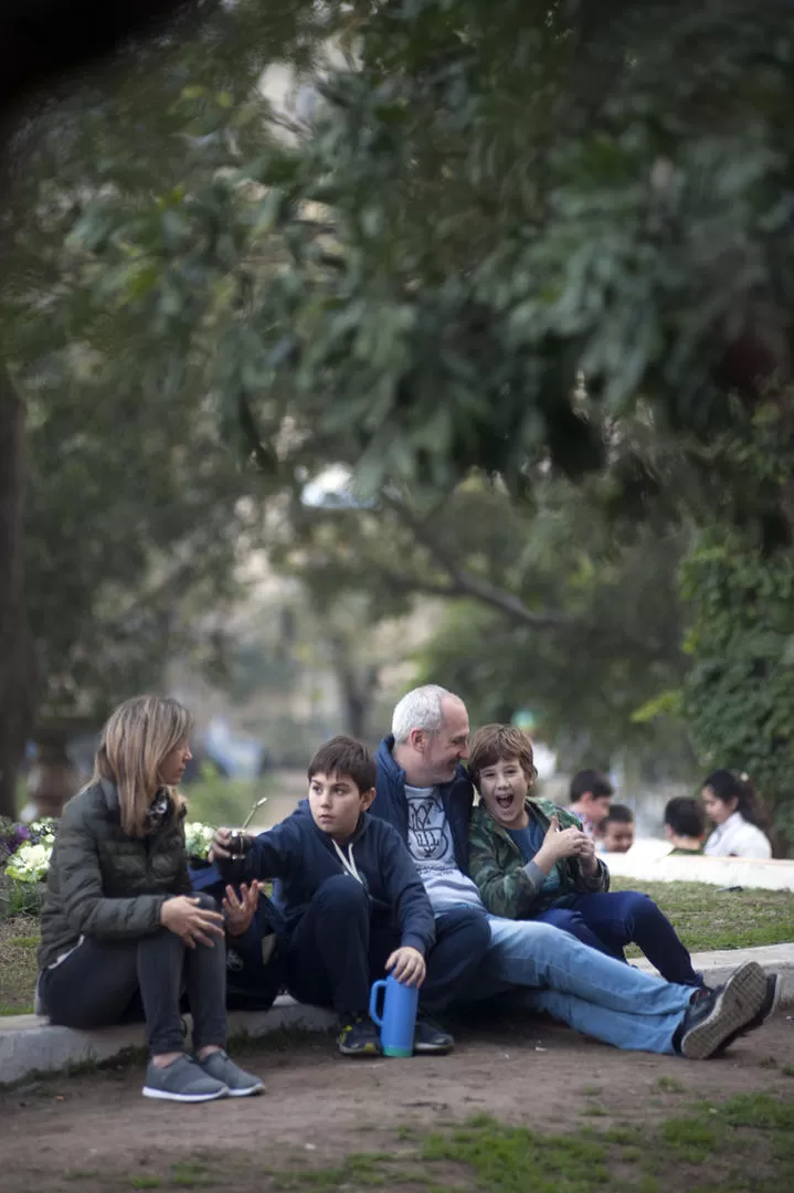 EN FAMILIA. Celia Disabato y Normando Ayun, de Rosario de Santa Fe, junto a sus hijos Gonzalo y Nico, comparten unos mates en la plaza. la gaceta / fotos de diego aráoz