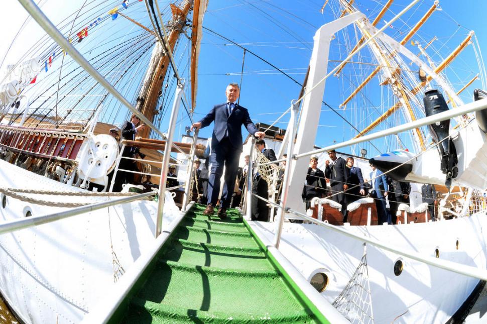 LA PATRIA. Macri compartió ayer el 9 de Julio con la tripulación de la fragata Libertad y con un grupo de argentinos. presidencia de la nación