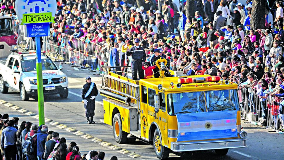 La fiesta se vivió en el desfile, pero no se reflejó en el rostro de las autoridades