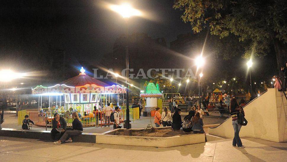 Paseos por los parques y las plazas de la ciudad