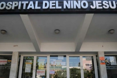 Un adolescente de 16 años chocó con una moto a un nene de 7