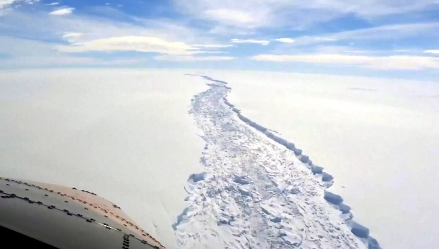 LA GRIETA. Así se ve desde el aire la separación entre el iceberg y el continente blanco. REUTERS