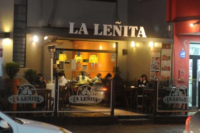 Entró armado a un restaurante céntrico, ordenó que todos se tiren al piso y robó la recaudación