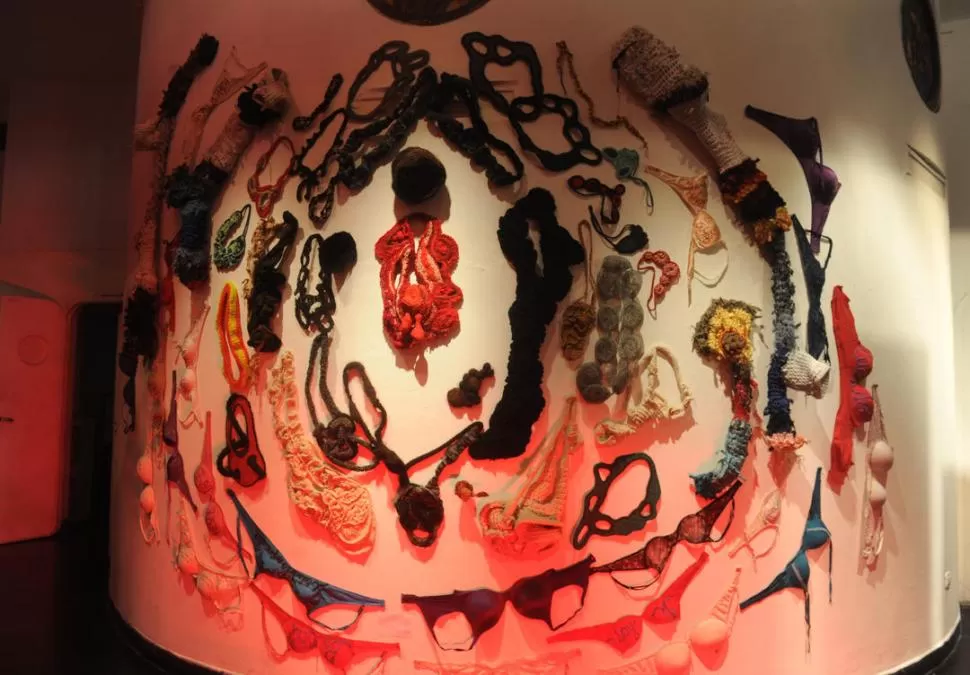 EN EL SUBSUELO DEL CENTRO CULTURAL VIRLA. Sobre la pared, Jessica Morillo montó un entramado circular de diferentes corpiños en diversos colores y diseños. LA GACETA / FOTOS DE ANTONIO FERRONI.-