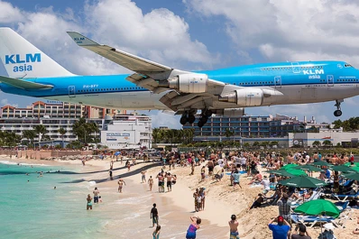 Cómo es la playa más peligrosa del mundo, donde los turistas mueren por las ráfagas de los aviones