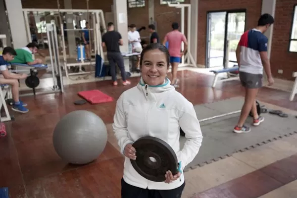 Una mujer es la preparadora física del plantel de Natación y Gimnasia