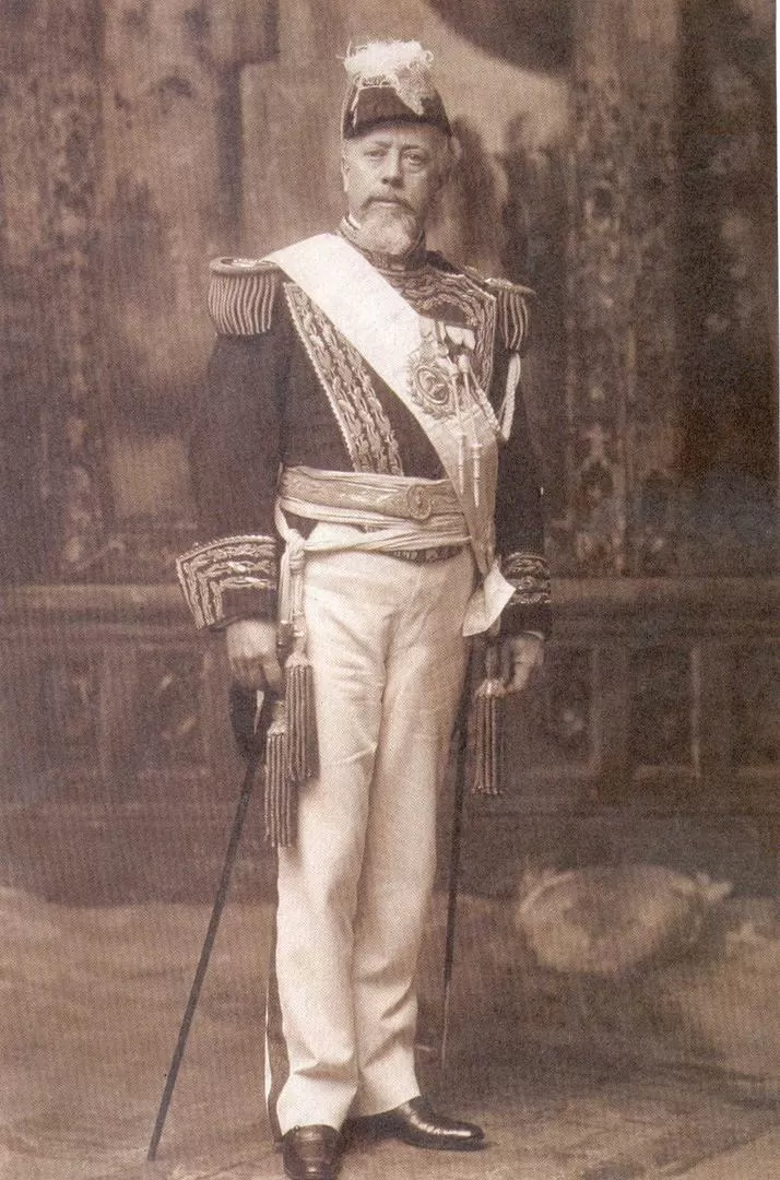 JULIO ARGENTINO ROCA. El dos veces presidente, con uniforme completo de teniente general. 