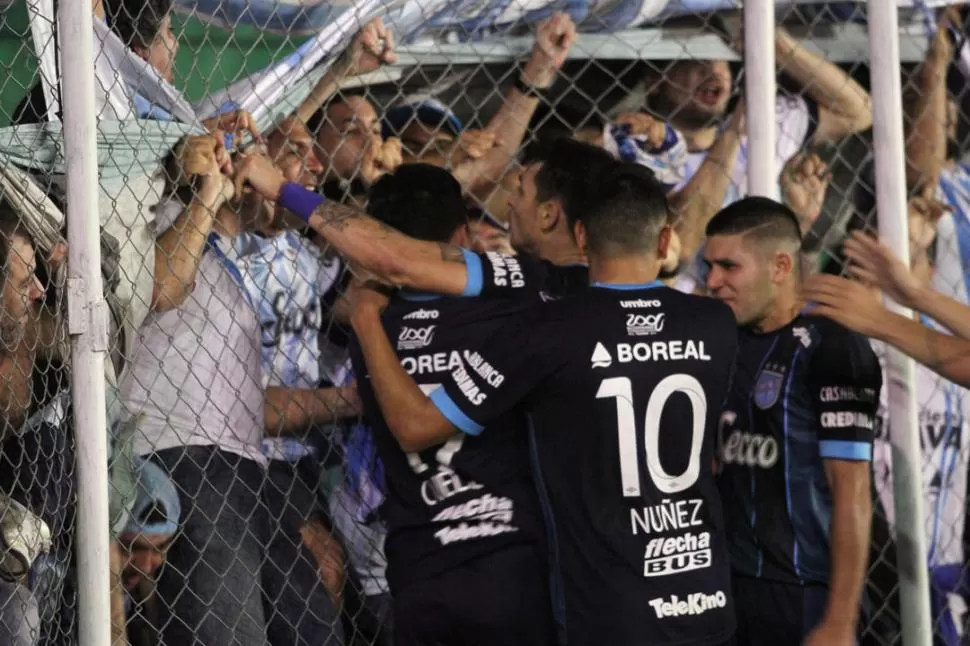 SALUDO. Zampedri, clave en la Libertadores y el martes en Bolivia, se abraza con sus compañeros. Entre ellos están Núñez y Barbona, el futuro del equipo. Reuters