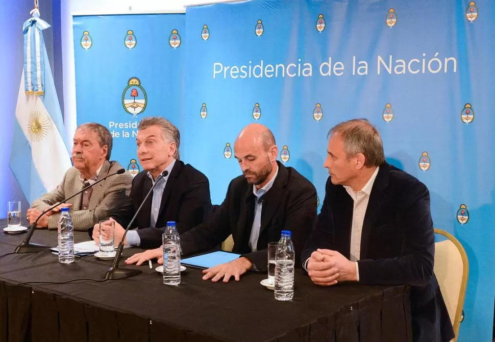 EN CÓRDOBA. Mauricio Macri habla en conferencia de prensa, flaqueado por el gobernador Schiaretti, el ministro Dietrich y el diputado Baldassi. dyn
