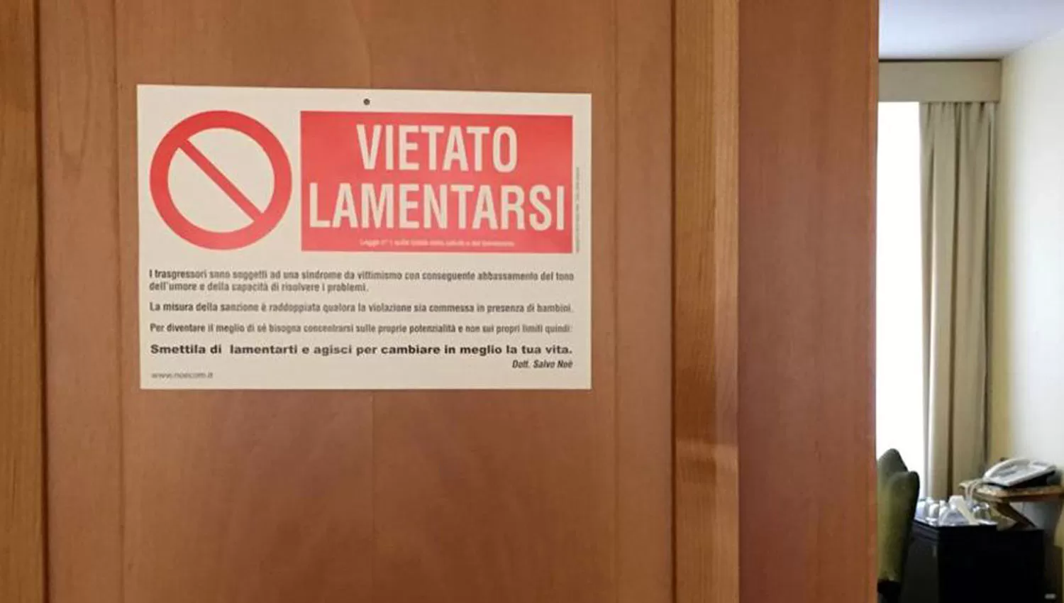 EL CARTEL. El mensaje escrito en italiano se encuentra en la puerta de la suite del Papa. REUTERS