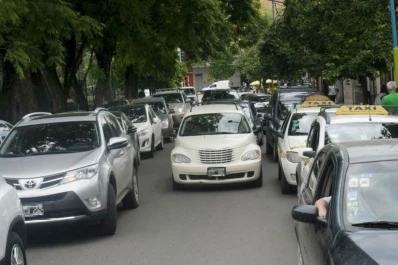 ¿Adiós a la doble fila? Prohibirán que los autos se estacionen cerca de los colegios céntricos