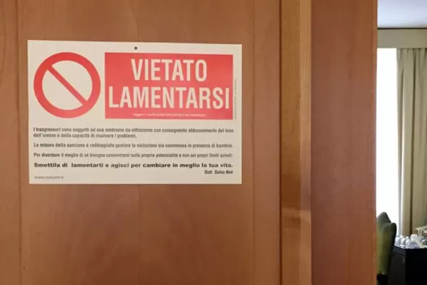 Qué dice el cartel que puso el Papa en la puerta de su habitación
