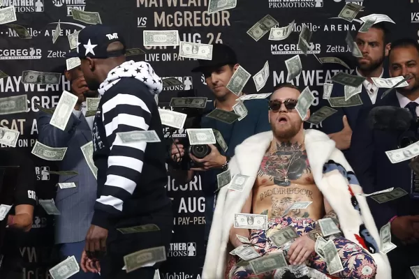 Video: Mayweather bañó de dólares a Conor McGregor en la antesala a la gran pelea