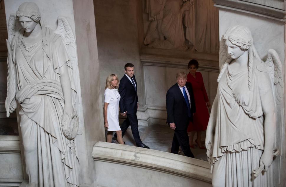 TUMBA DE NAPOLEÓN. Trump y Macron, y sus esposas, en el museo. Reuters