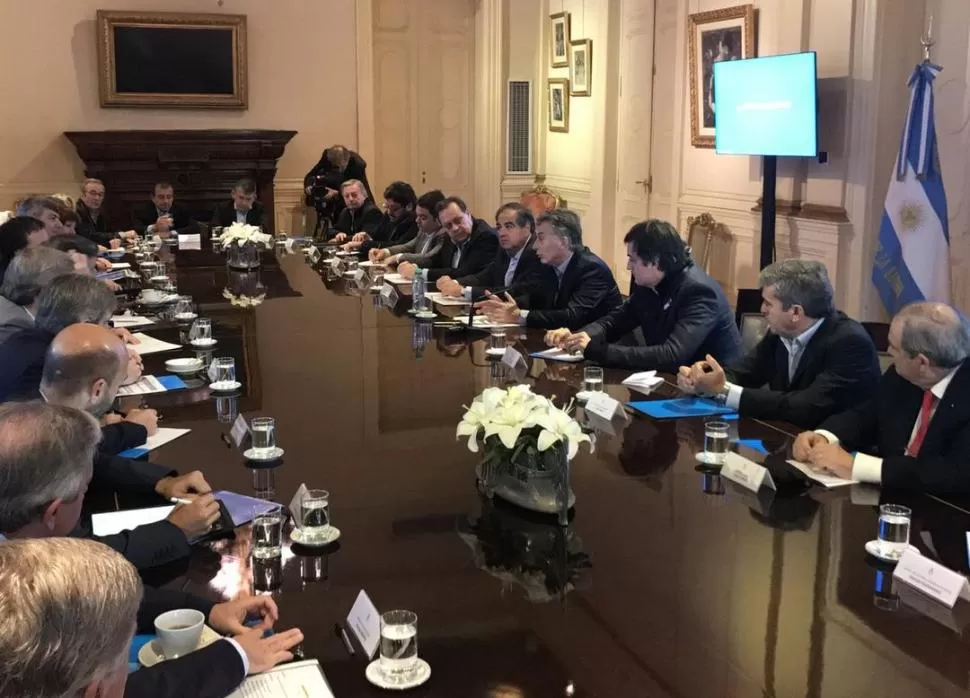 ÚLTIMA VEZ. El martes, Macri lideró una reunión de gabinete; hoy, tres de los entonces ministros salen a la cancha. twitter @JCanoOK