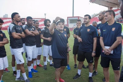Diego Maradona comenzó su etapa como DT de Al Fujairah