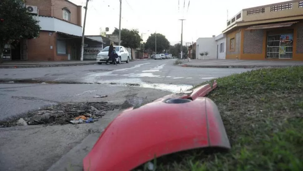 EL LUGAR. Una parte del auto quedó tirada en México y Padre Correa. la gaceta / foto de héctor peralta (archivo)