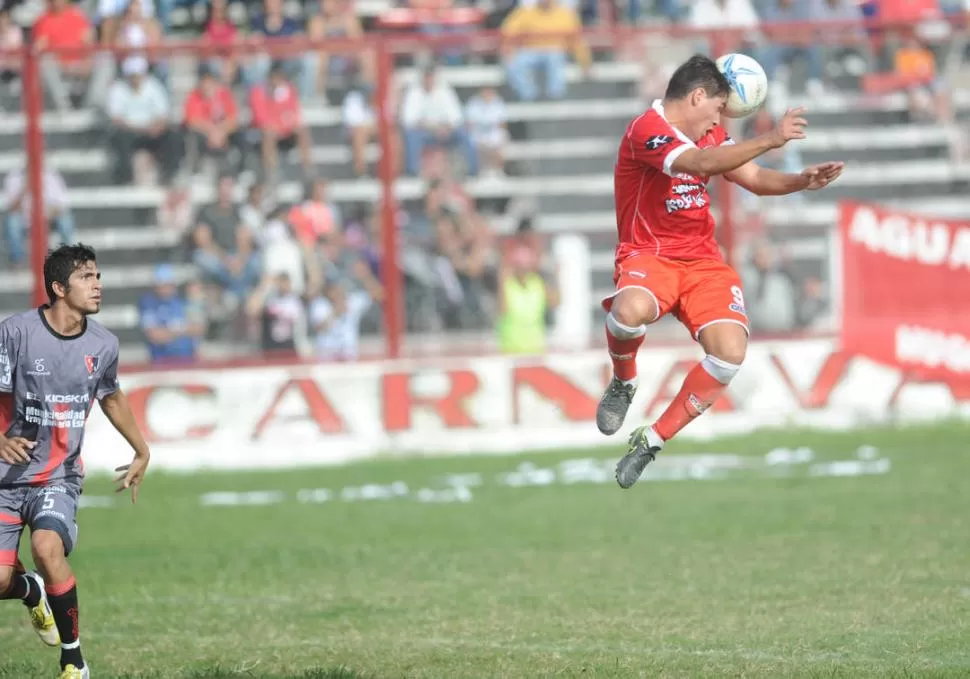 PELIGRO. Ángel Ruiz Varvaro es sinónimo de gol en San Antonio. la gaceta / foto de franco vera