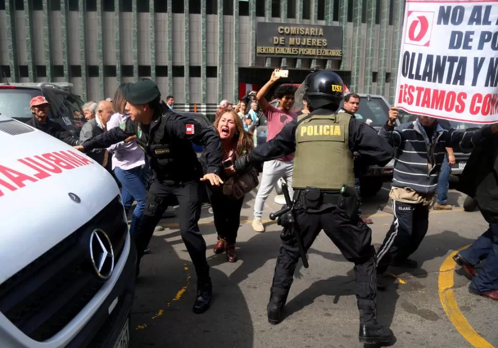 PROTESTA EN LIMA. Adherentes del matrimonio de Ollanta Humala y Nadine Heredia se manifiestan en contra de la orden de prisión preventiva.  fotos de reuters