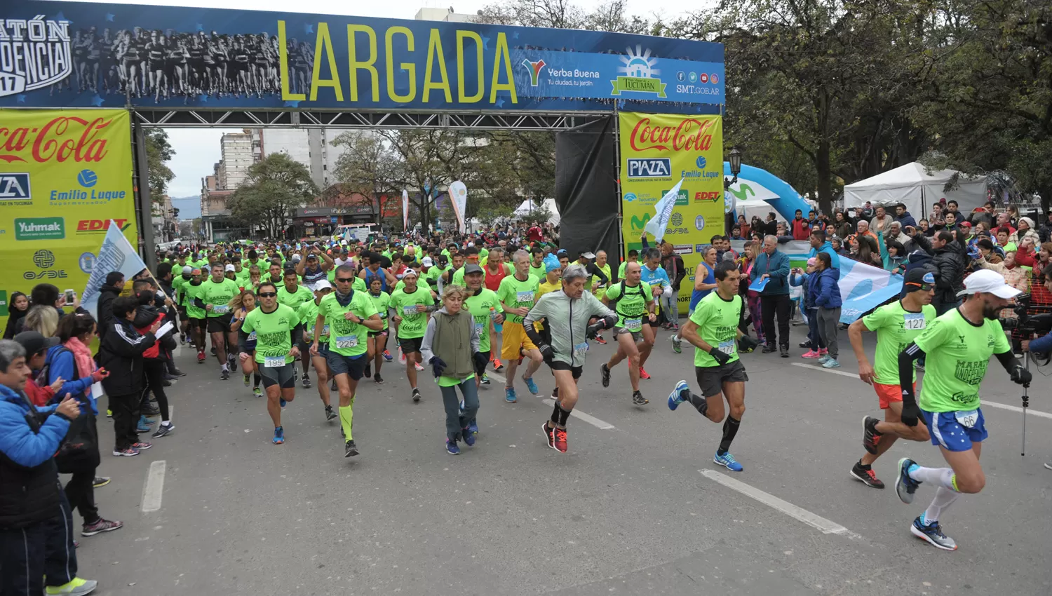 LARGADA. Los competidores de la Maratón de la Independencia salieron desde la plaza Independencia. LA GACETA / FOTO DE FRANCO VERA