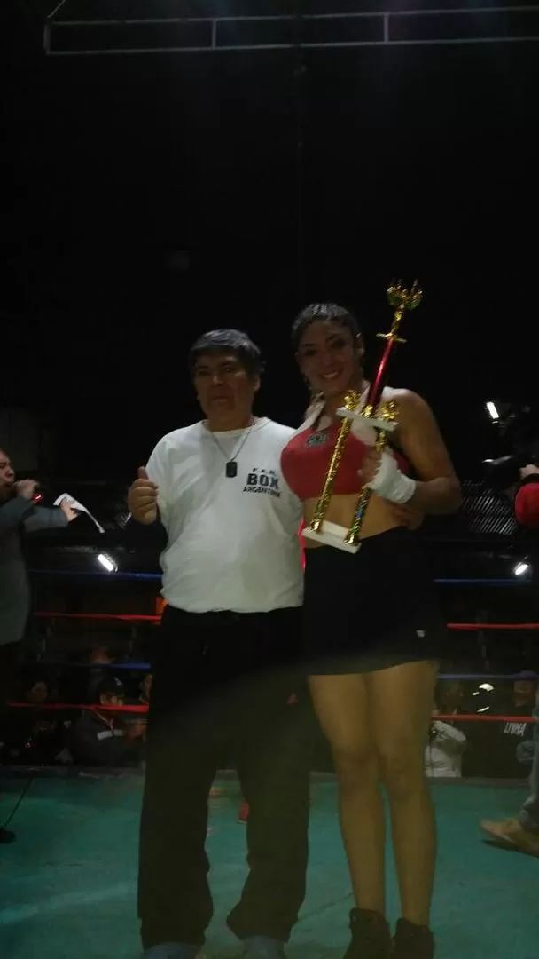 TAREA CUMPLIDA. “La Malvada”, junto a su técnico, feliz con su trofeo. foto de SRABoxing-Promotions