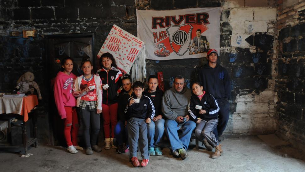 Los que viven sin documentos son invisibles para la sociedad