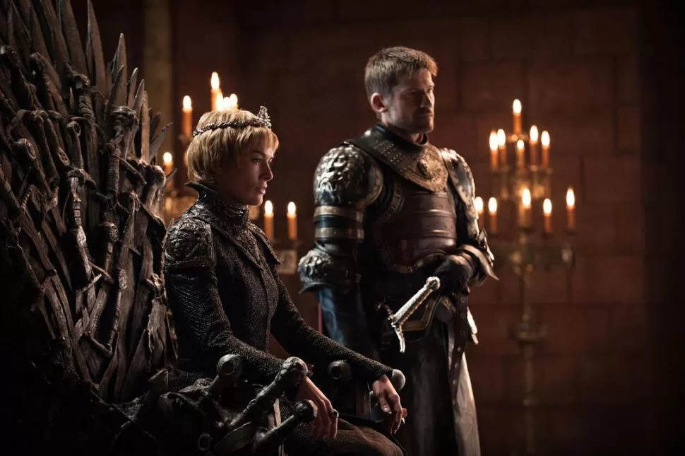 TODO POR EL PODER. Cersei y James Lannister, los hermanos incestuosos, en el codiciado trono de hierro. HBO