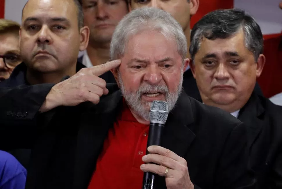 LUIZ INÁCIO LULA DA SILVA. El ex presidente de Brasil comparece ante la prensa después de haber sido condenado a nueve años y medio de prisión. Reuters