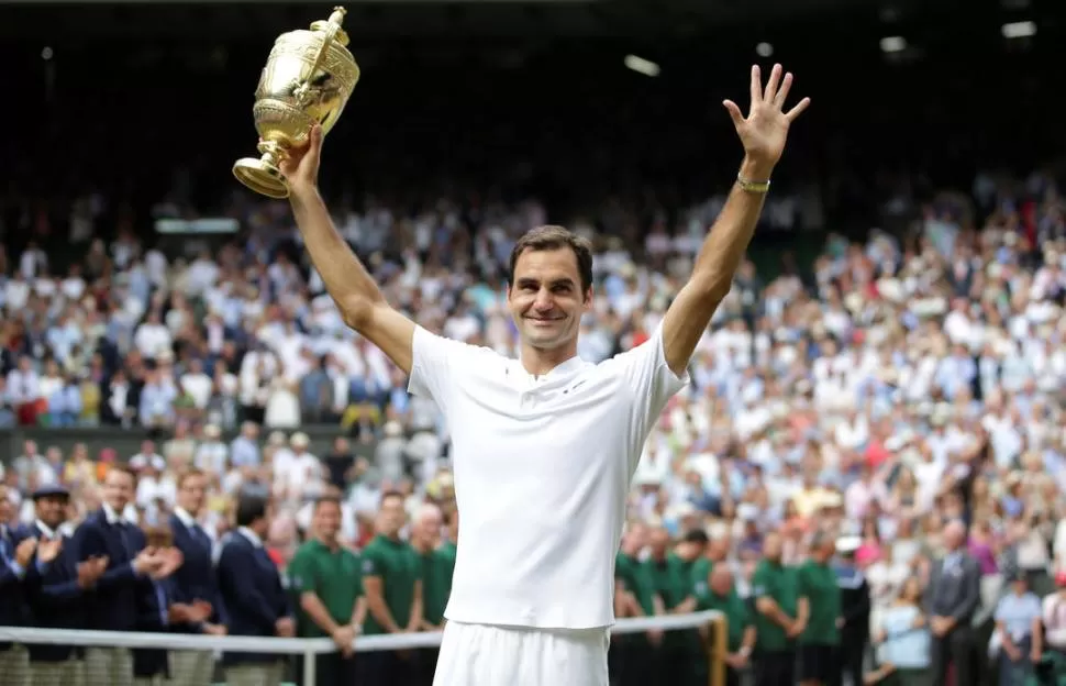 GIGANTE. Roger Federer y la copa que lo acredita otra vez como campeón. reuters