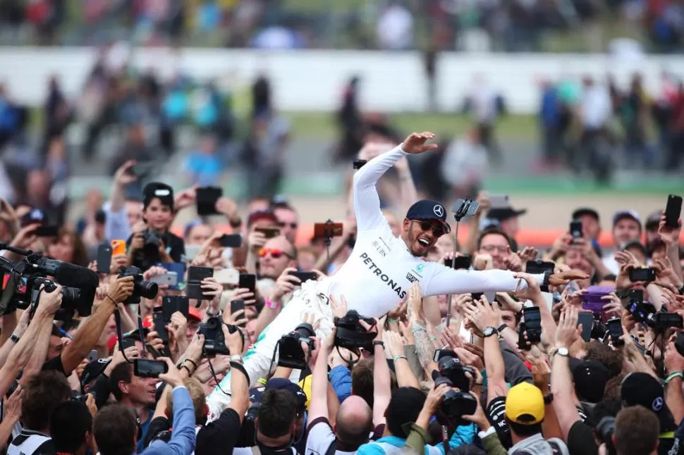 BAÑO DE MASAS. Lewis Hamilton recibió el cariño de los fanáticos británicos, apenas llegó a la zona de boxes. PRENSA PIRELLI 