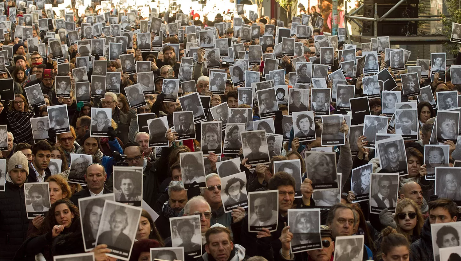 MULTITUD. Cientos de personas participaron del acto en Buenos Aires. DYN