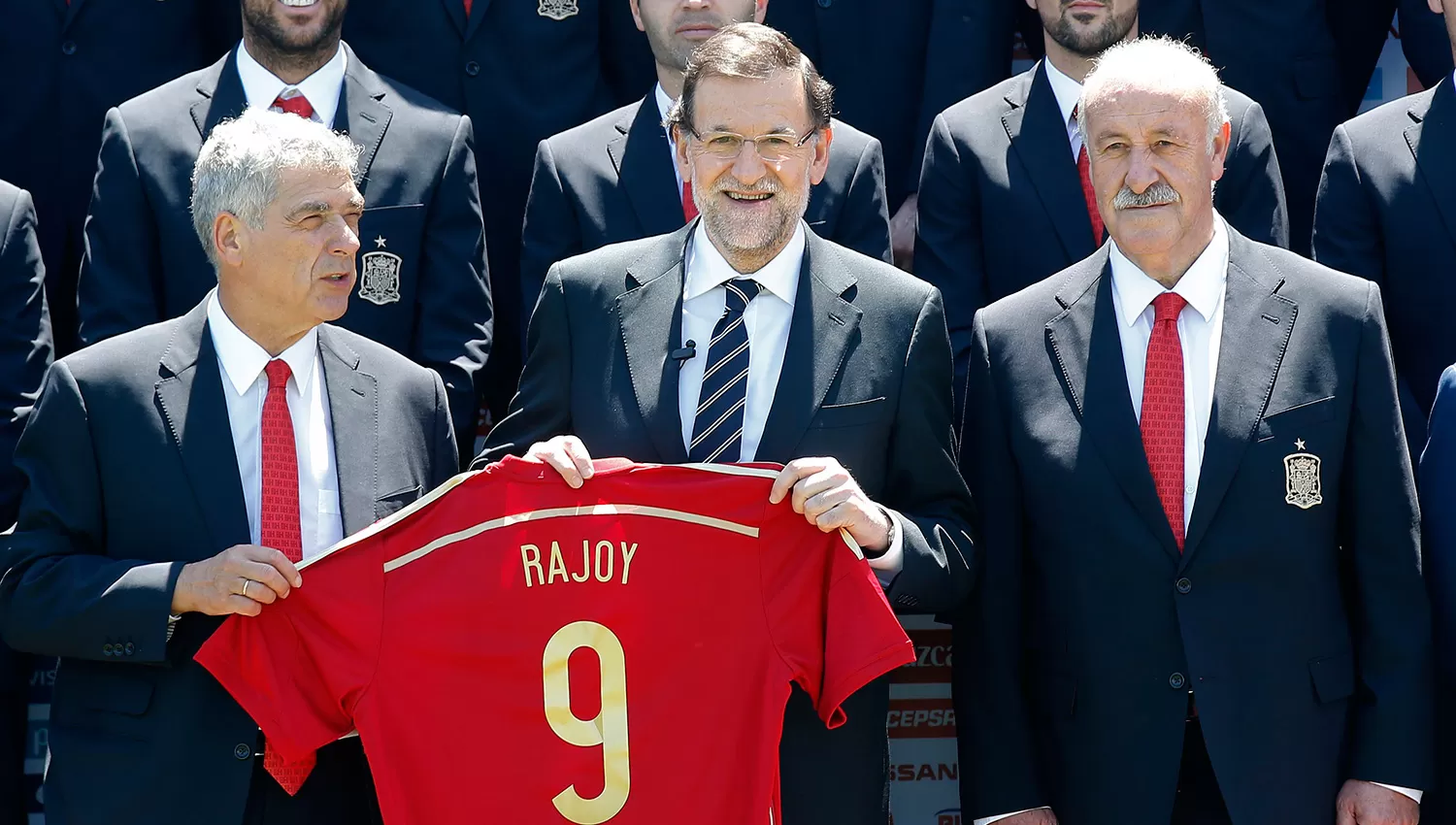 Ángel Villar, en una foto de archivo junto al presidente español, Mariano Rajoy, y el ex técnico de la selección de ese país, Vicente del Bosque.
