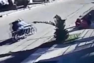 Video: motochorros armados asaltaron a dos nenas que jugaban en la vereda de su casa