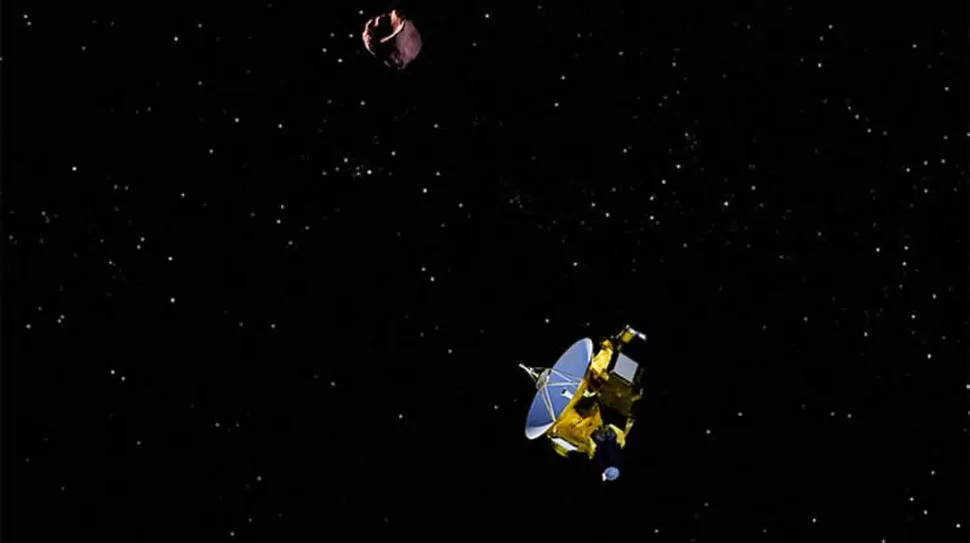 IMAGEN CREADA DIGITALMENTE. Representación de la nave espacial New Horizons de la NASA realizando un sobrevuelo de su próximo objetivo “2014 MU69” (abajo) a donde llegará el 1 de enero de 2019. 