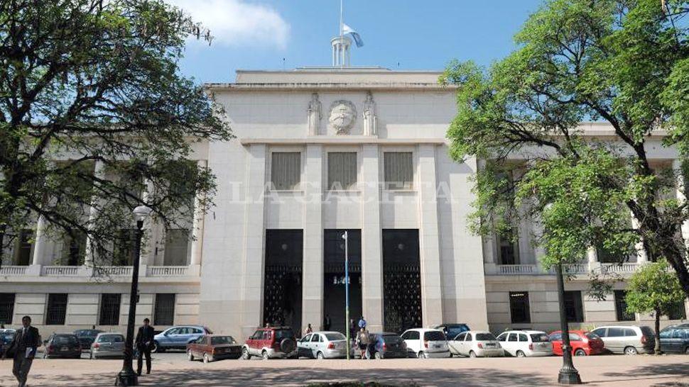 Un funcionario judicial enseñaba gimnasia cuando debía trabajar para la Justicia