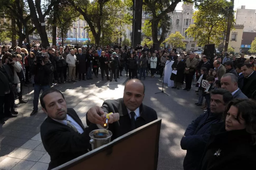 POR LA MEMORIA. El gobernador y el rabino Gustavo Katzuni prendieron una llama votiva por las víctimas.  la gaceta / foto de franco vera 